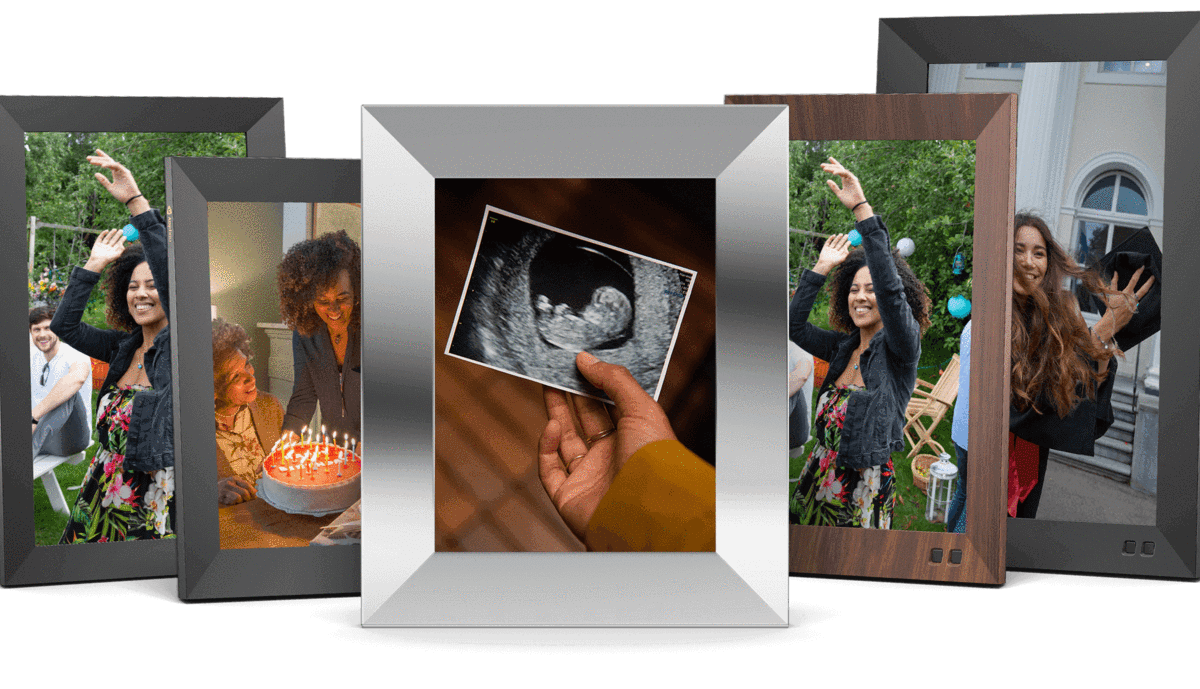 5 digital photo frames on display